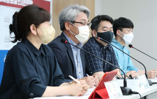 경제정의실천시민연합(경실련)이 7일 금융위원회를 상대로 행정 소송을 제기했다. 사진은 지난 3일 서울 종로구에서 열린 경기·인천 41개 시·군·구 기초자치단체장 부동산 재산 분석 결과 기자회견에서 발언하는 윤순철 경실련 사무총장. 연합뉴스.